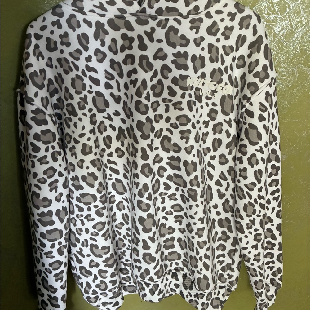 Leopard Print Pullover Sweatshirt - White & Gray White Fox Vol 3